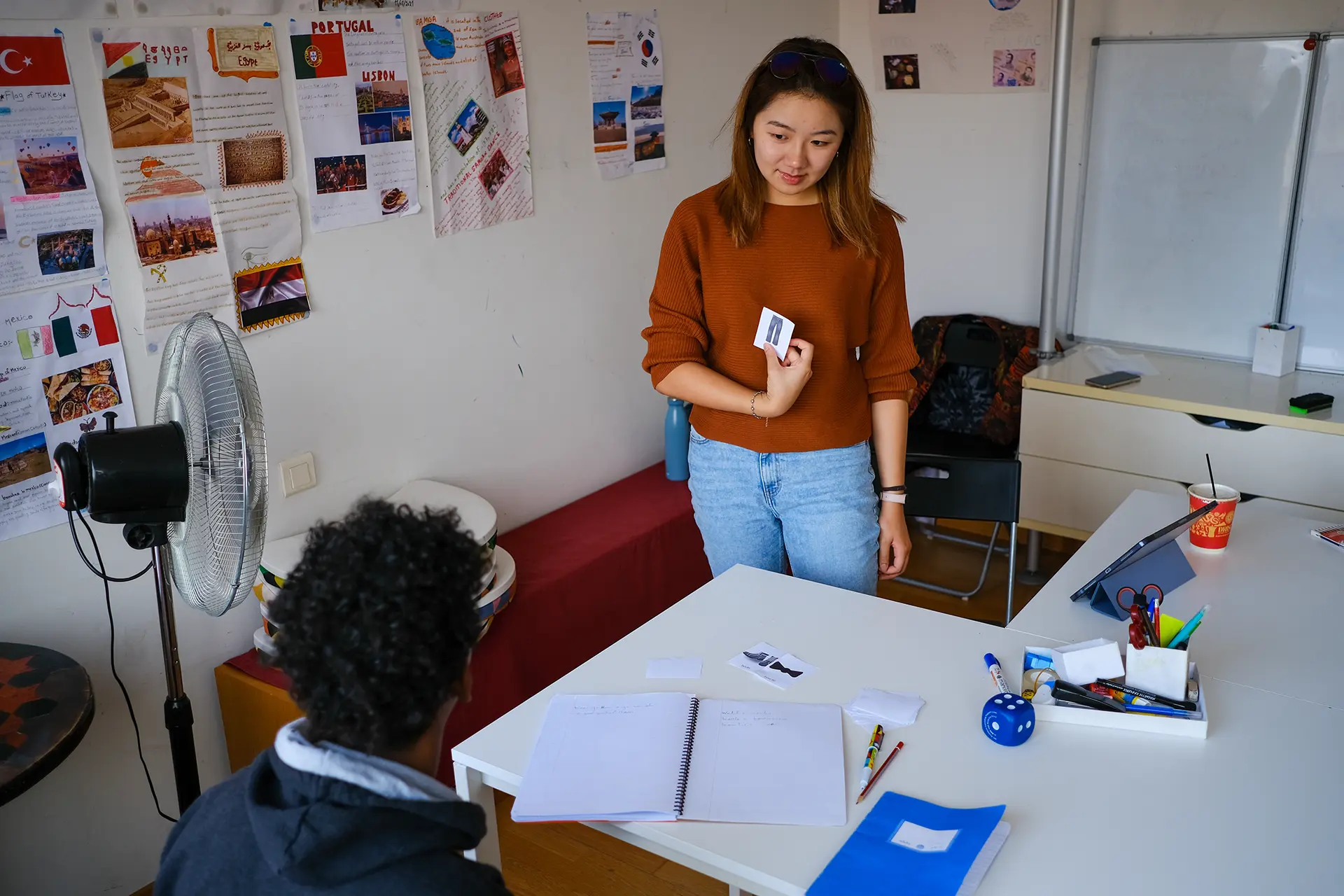 teacher describing an image to the students